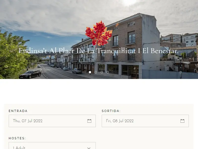 Portada de la web de l'apart-hotel Cal Marçal amb la façana de l'edifici i el formulari de reserva.